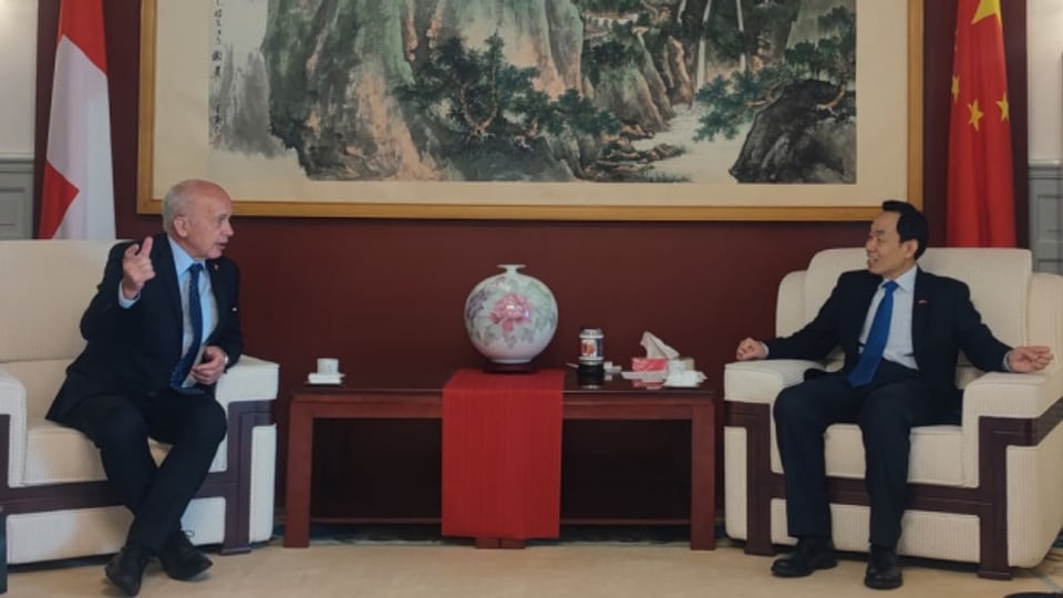 Alt Bundesrat Ueli Maurer (links) hat am 12. April offenbar den chinesischen Botschafter in Bern getroffen.