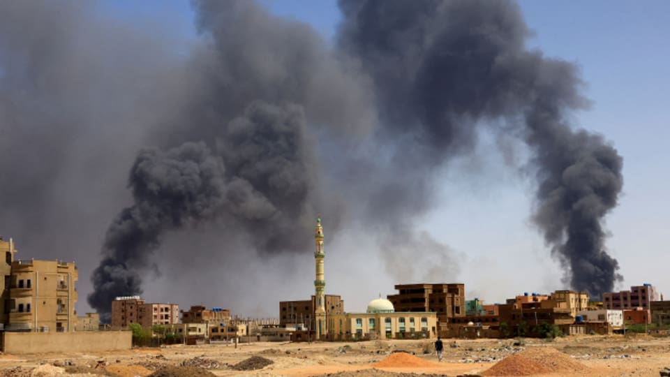 Rauchwolken über einem Quartier in der sudanesischen Hauptstadt Khartum nach Bombeneinschlägen (Bild vom 1. Mai 2023).
