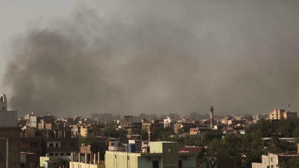 Rauchschwaden über der sudanesischen Hauptstadt Khartum. (Aufnahme: Ende April 2023)