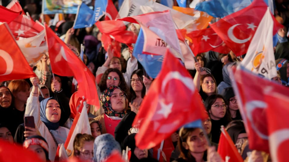 Anhänger des türkischen Präsidenten versammelten sich in der Nacht auf Montag vor dem Sitz der AKP in Ankara.