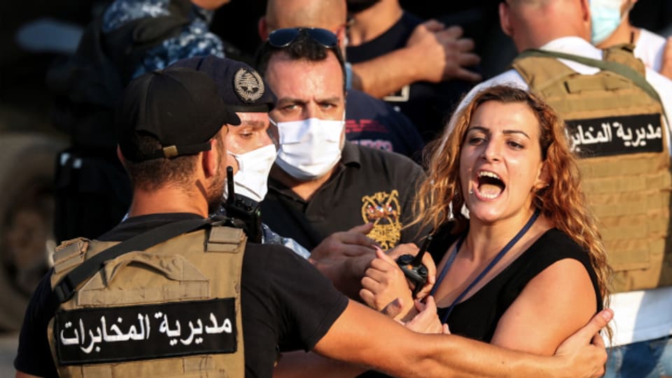 Eine Demonstrantin wird im Hafen in Beirut festgenommen (08.2020).