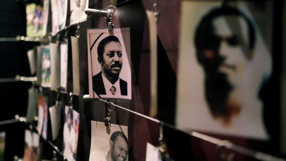 Bilder von Opfern des ruandischen Völkermords in einer Ausstellung in Kigali.