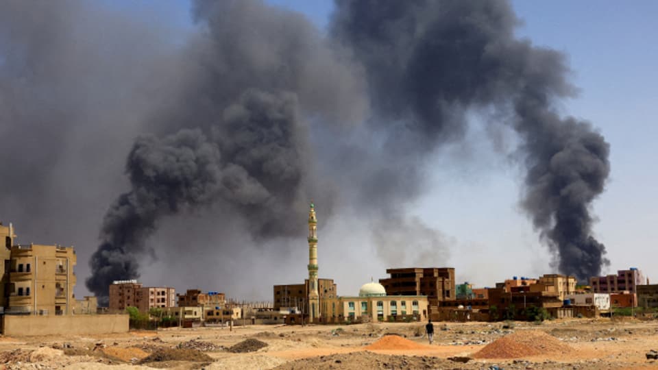 In Khartum gehen die Kämpfe trotz vereinbarter Waffenruhe weiter.