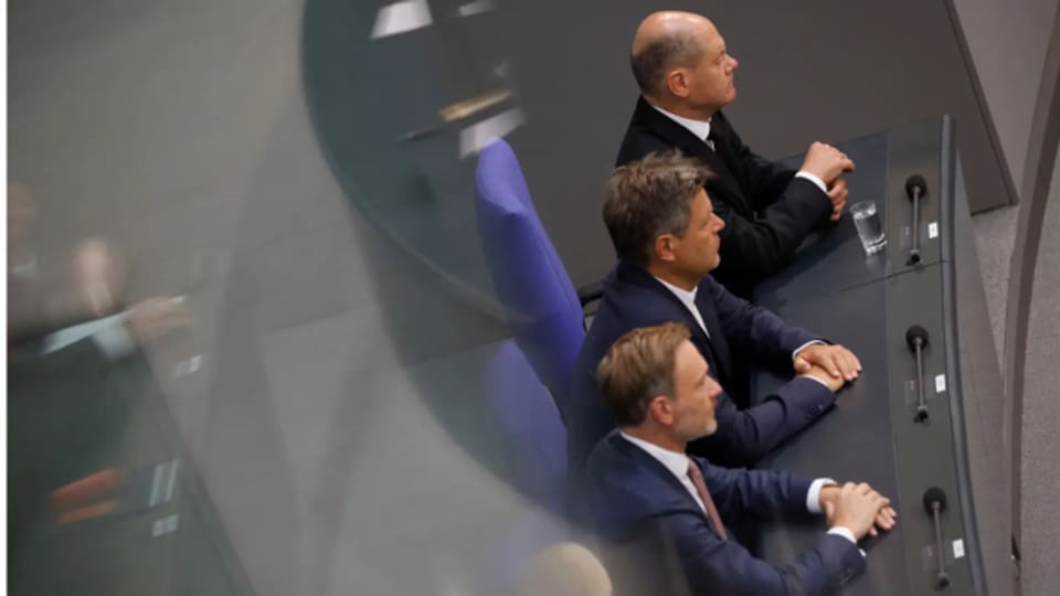 Der FDP-Chef Christian Lindner, der Grünen-Politiker Robert Habeck und Kanzler Olaf Scholz ringen um den Koalitionsfrieden.