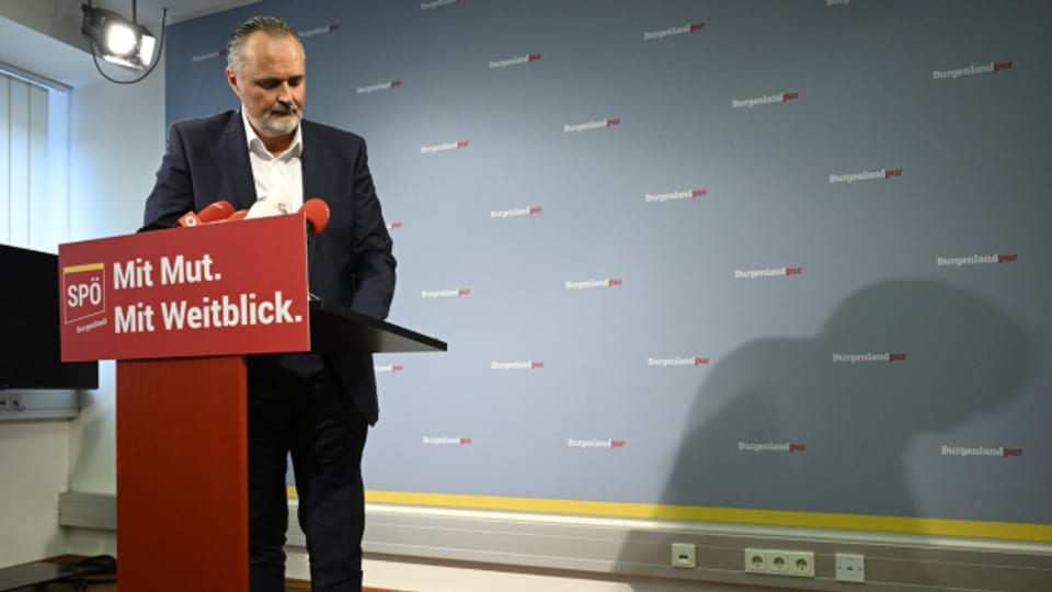 Hans Peter Doskozil gibt an einer Pressekonferenz Auskunft zum falschen Ergebnis des SPÖ-Parteitags.
