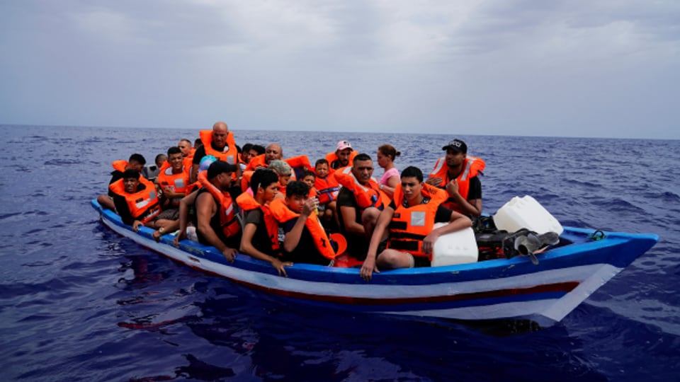 Migranten auf einem Holzboot in der Nähe der Insel Lampedusa.