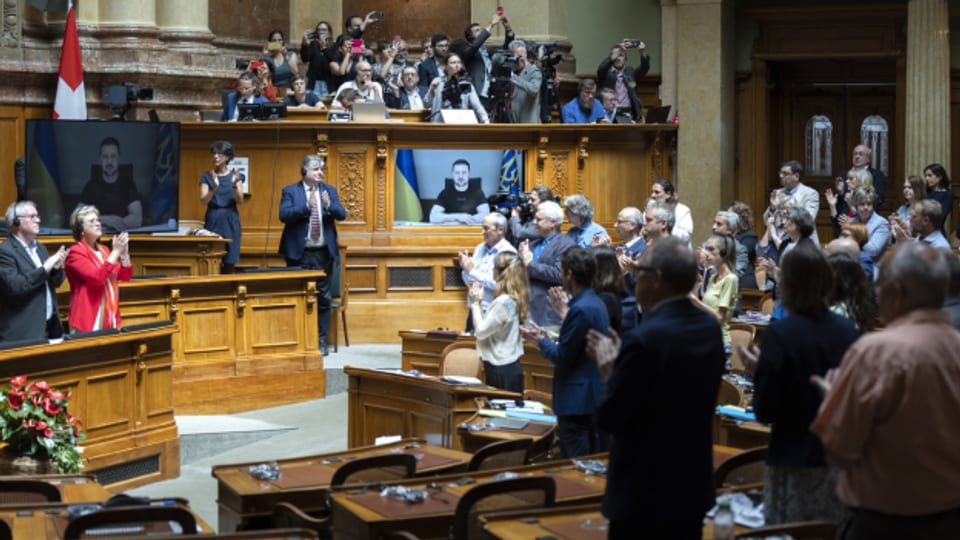 Der ukrainische Präsident Selenski erhält stehenden Applaus für seine Rede vor dem Schweizer Parlament.