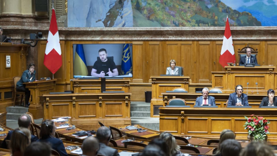 Der ukrainische Präsident Selenski wird während seiner Rede vom 15. Juni 2023 vor den Mitgliedern des Schweizer Parlaments in Bern auf einem Bildschirm angezeigt.