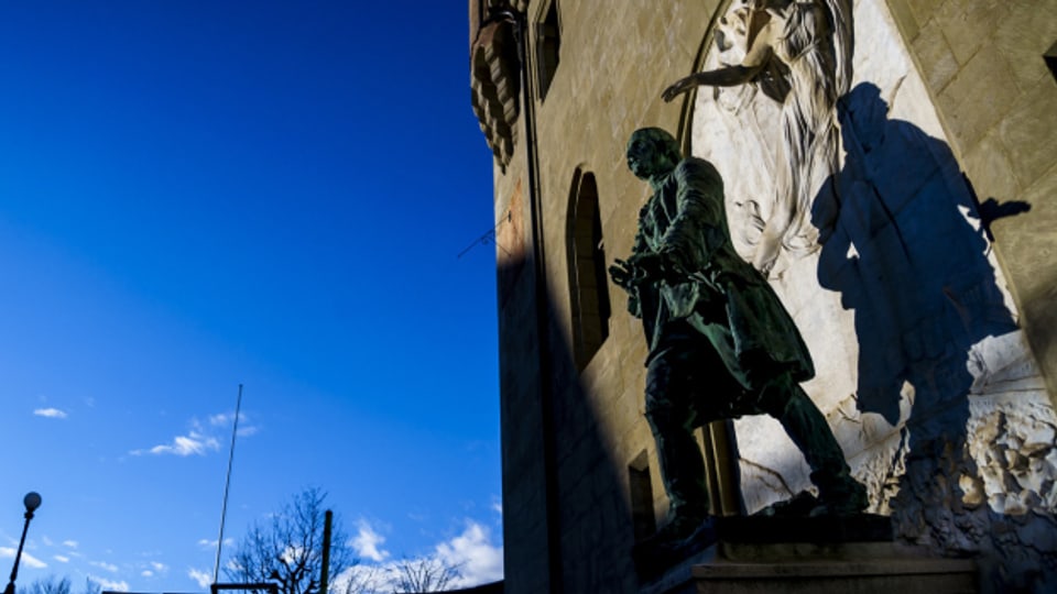 Blick auf die Statue von Major Davel auf dem Place du Chateau in Lausanne.