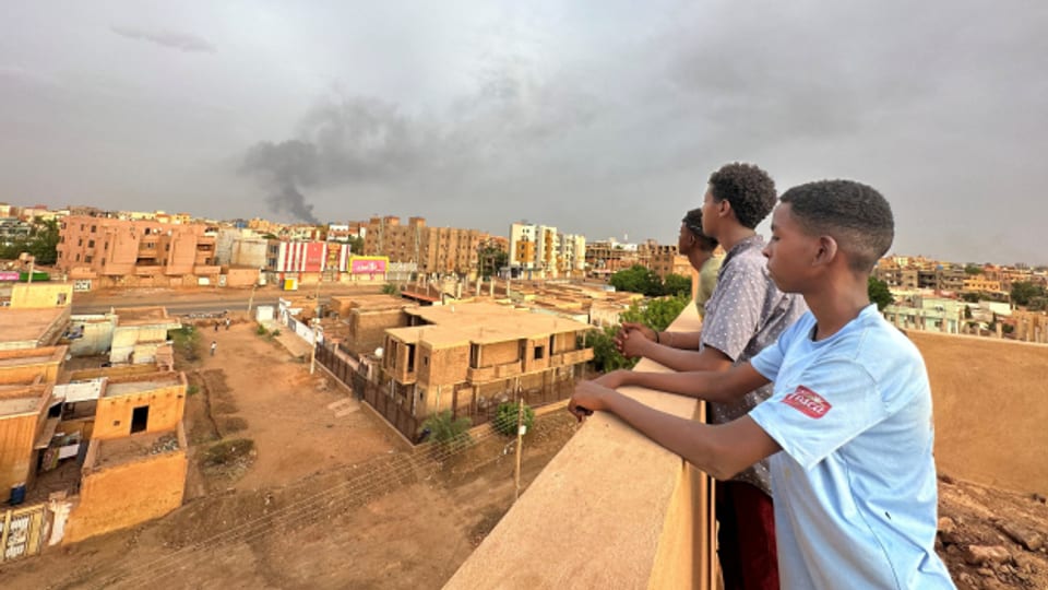 In der Stadt Omdurman, gegenüber von Khartum, sind Rauchsäulen zu sehen.