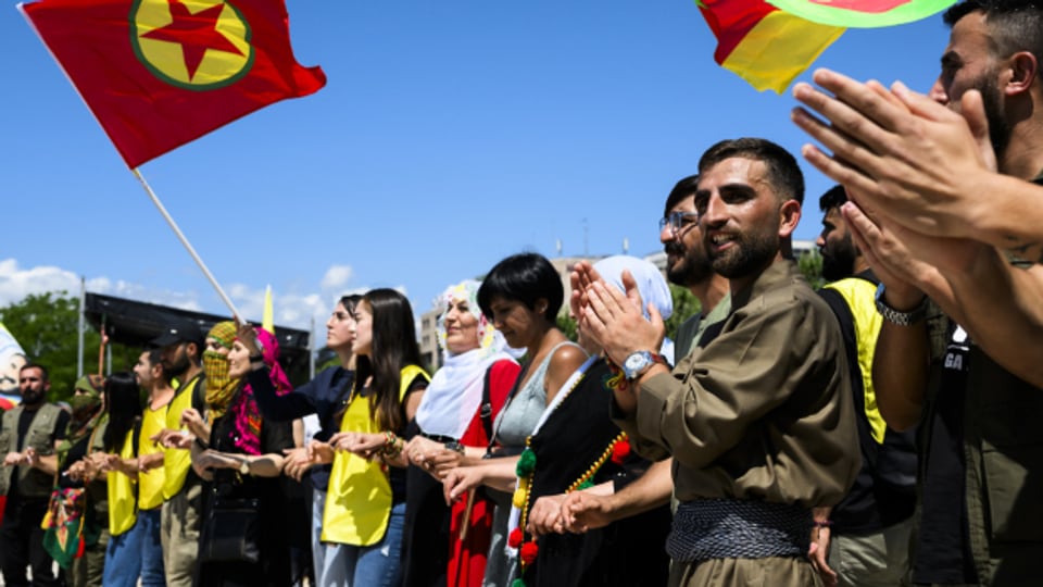 Kurdinnen und Kurden gedachten des 100. Jahrestags der Unterzeichnung.