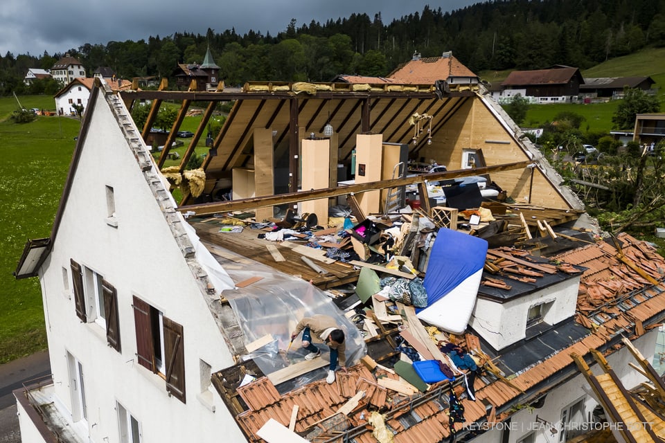 Ein vom Sturm beschädigtes Gebäude in Cret-du-Locle
