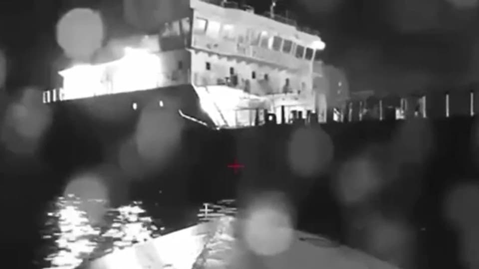 Dieser Ausschnitt aus einem Video zeigt einen ukrainischen Drohnenangriff auf einen russischen Tanker im Schwarzen Meer.