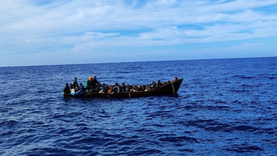Ein überladenes Flüchtlingsboot vor Lampedusa