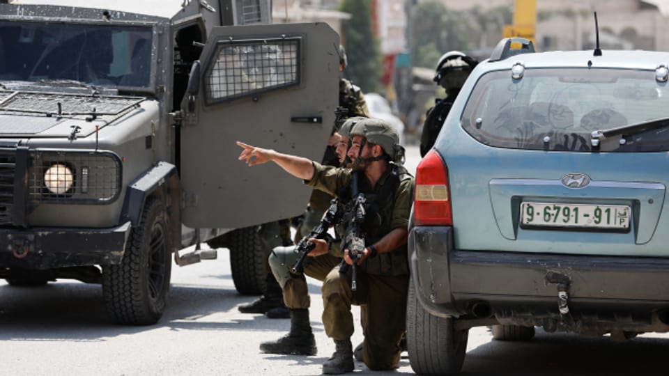 Israelische Soldaten bewachen den Schauplatz einer Schießerei in der Nähe von Hebron im israelisch besetzten Westjordanland, 21. August 2023.