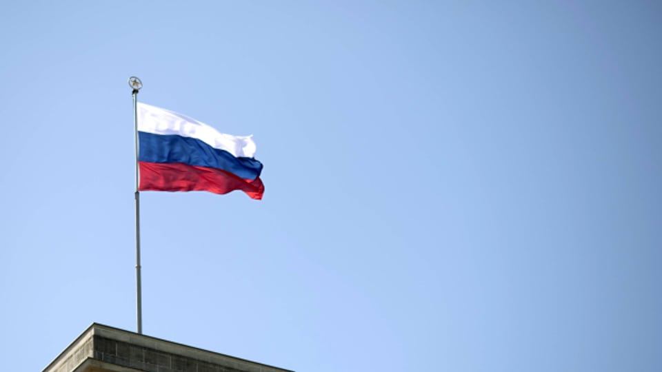 Die russische Flagge auf dem Dach der russischen Botschaft in Berlin. Auch die deutsche Regierung verwies Dutzende russische Diplomaten des Landes wegen Spionageverdachts.