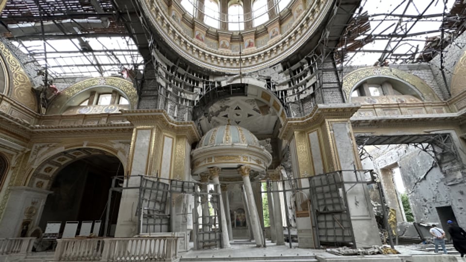 Auch die Kathedrale von Odessa wurde von einer Rakete schwer beschädigt. David Nauer hat sich die Zerstörung von Vater Miroslaw zeigen lassen.