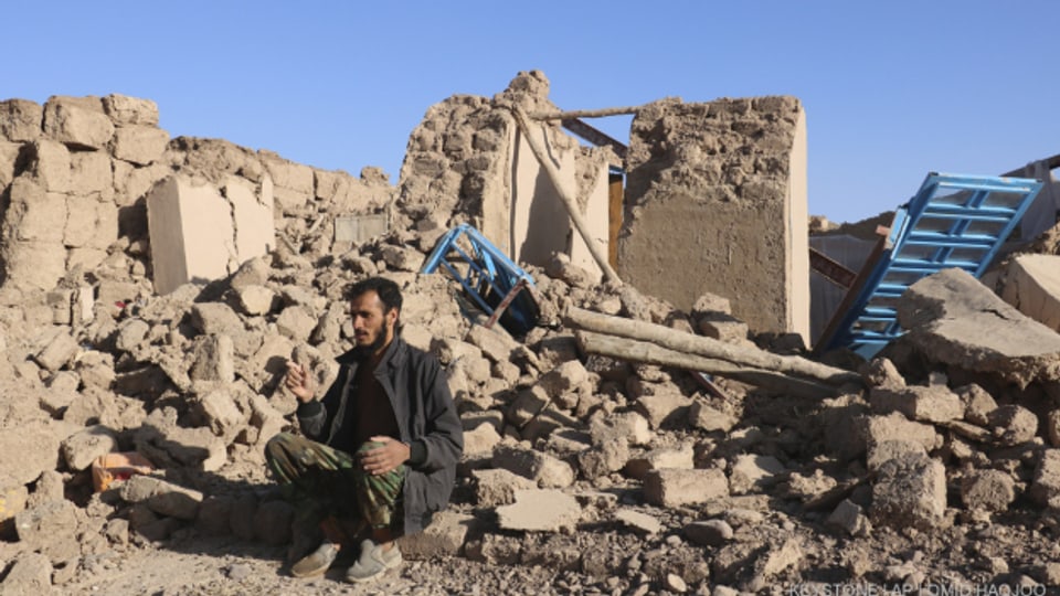 Ein Afghane im Innenhof seines zerstörten Hauses in der Provinz Herat.