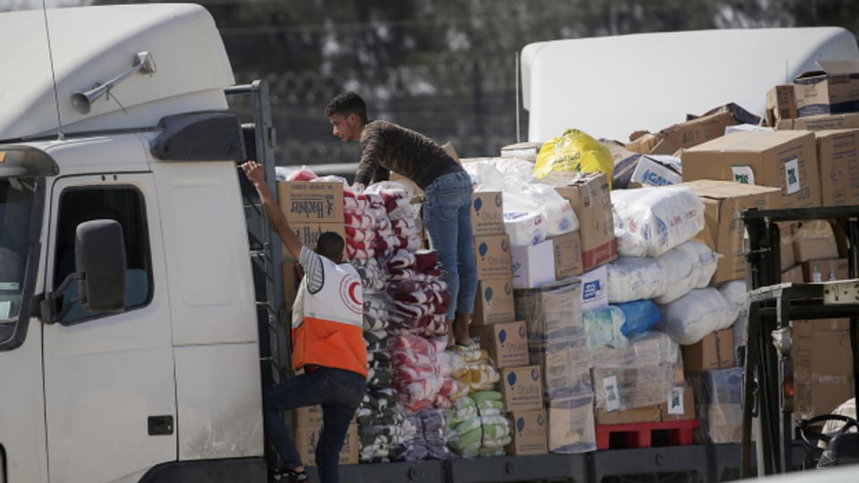 Hilfsguter werden in Rafah im Gazastreifen entladen.