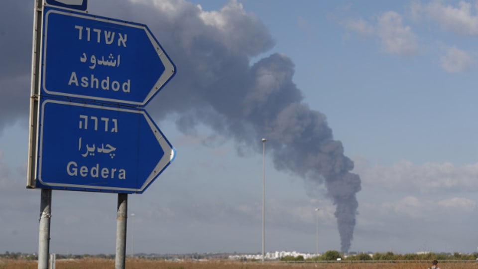 Rauch über der südisraelischen Stadt Ashdod.