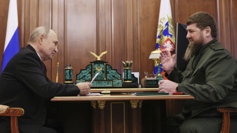 Der tschetschenische Machthaber Kadyrow mit Russlands Präsident Putin (28. September).