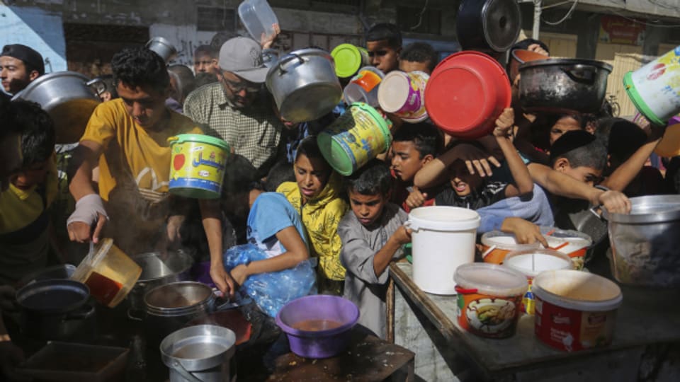 Essensausgabe in Rafah im Süden des Gazastreifens. Wasser und Nahrungsmittel sind sehr knapp (8. November).