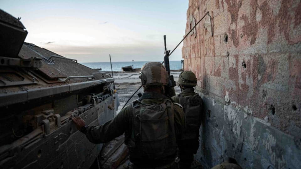 Die Bodentruppen der israelischen Armee rücken im Gazastreifen weiter vor.