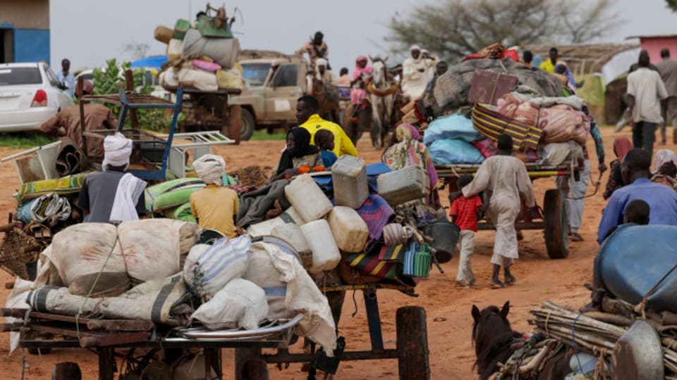Karrenbesitzer aus Tschad transportieren Habseligkeiten von Sudanesen, die vor dem Konflikt in der sudanesischen Region Darfur geflohen sind (Archivbild).