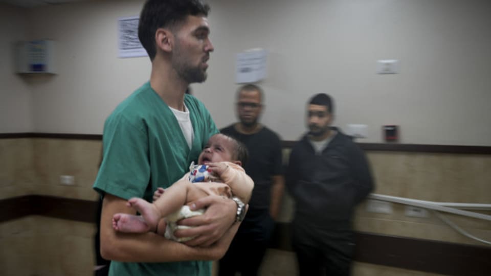 Ein verletztes Bébé wird in einem Spital in Gaza behandelt.