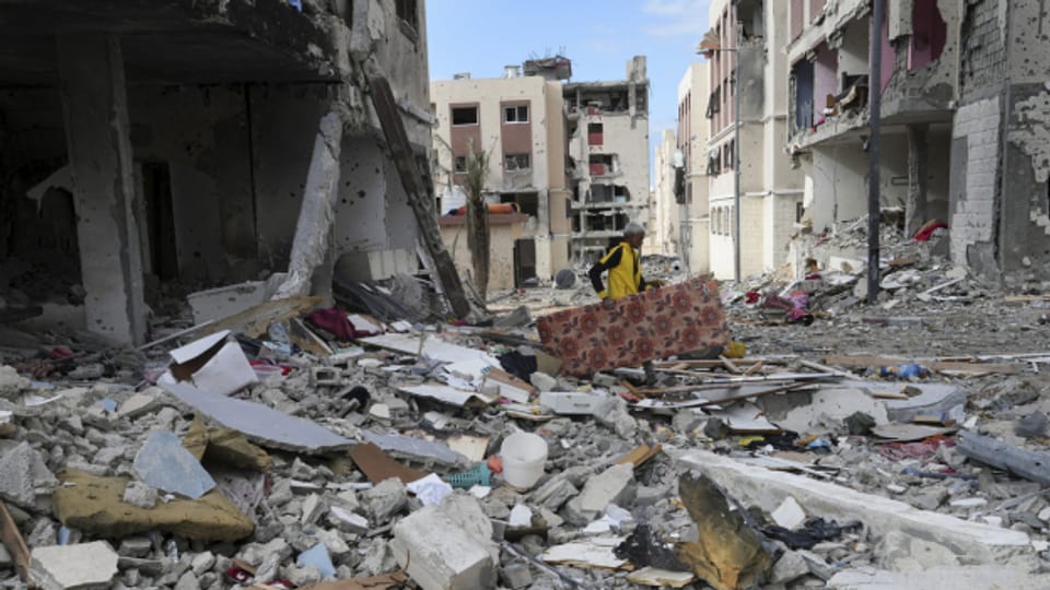Ein Bewohner des Gazastreifens sammelt südöstlich von Gaza-Stadt seine Habseligkeiten ein.