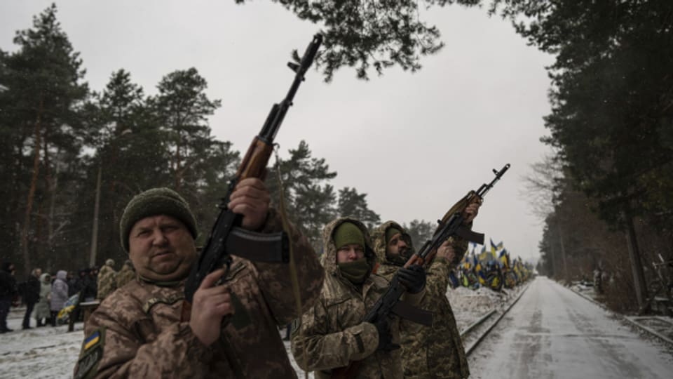 Seit bald zwei Jahren im Kriegsdienst: Ukrainische Soldaten beim Begräbnis eines Kameraden in Kiew.