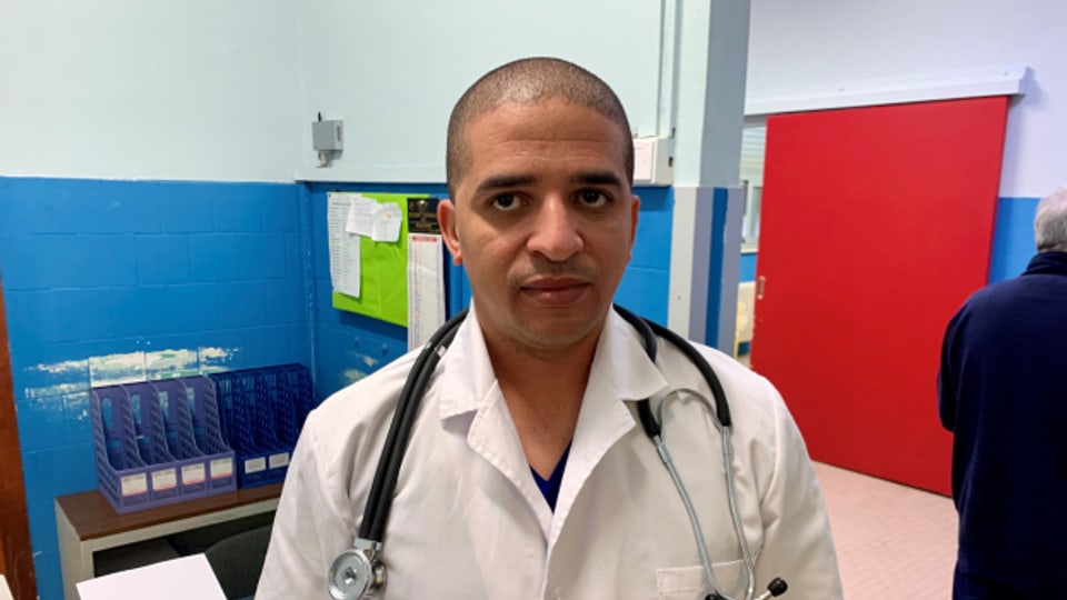 Der aus Kuba stammende Arzt Dairobis Monier Fernández im Spital von Gioia Tauro.