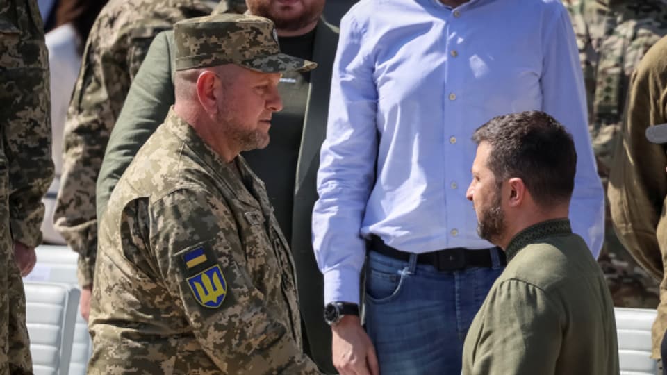 Der ukrainische Präsident Selenski wechselt die Spitze der Armee aus.