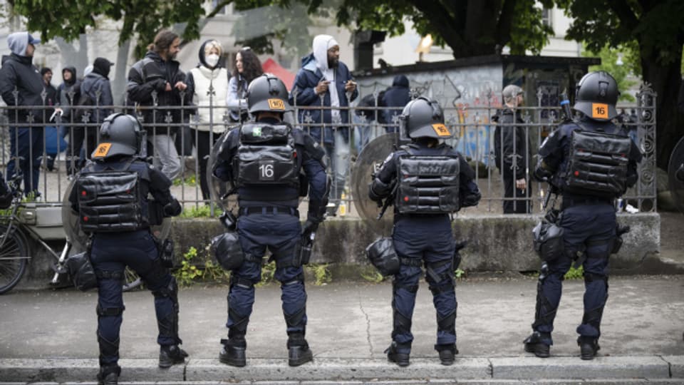 Linksautonome streiten mit der Polizei an der Nachdemonstration vom 1. Mai-Umzug in Zürich.