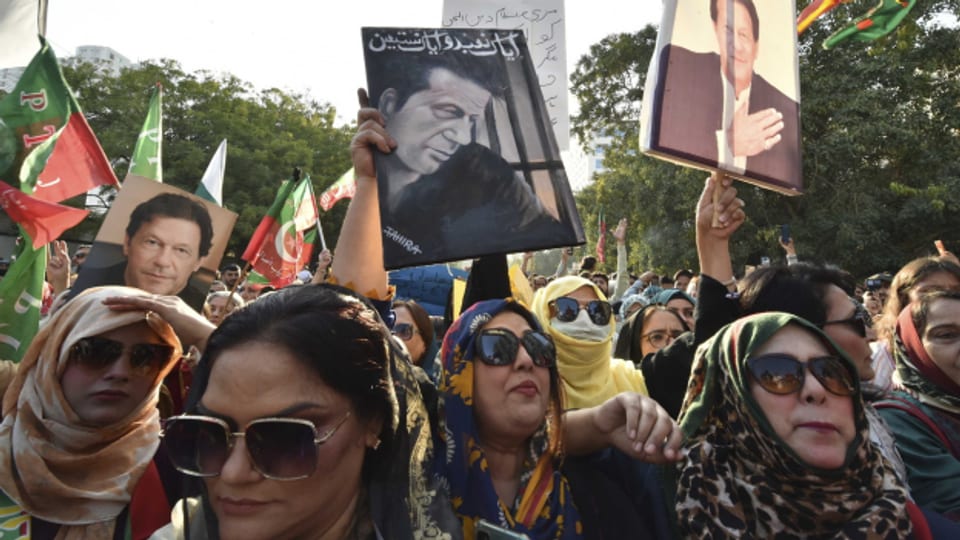 Anhängerinnen des inhaftierten Politikers Imran Khan demonstrieren in Karachi.