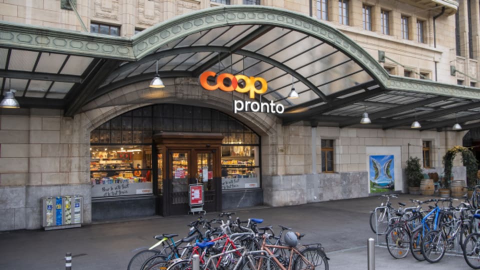 Geschäftsstellen am Bahnhof wie hier in Lausanne bringen dem Detailhändler Coop viel Geld ein.