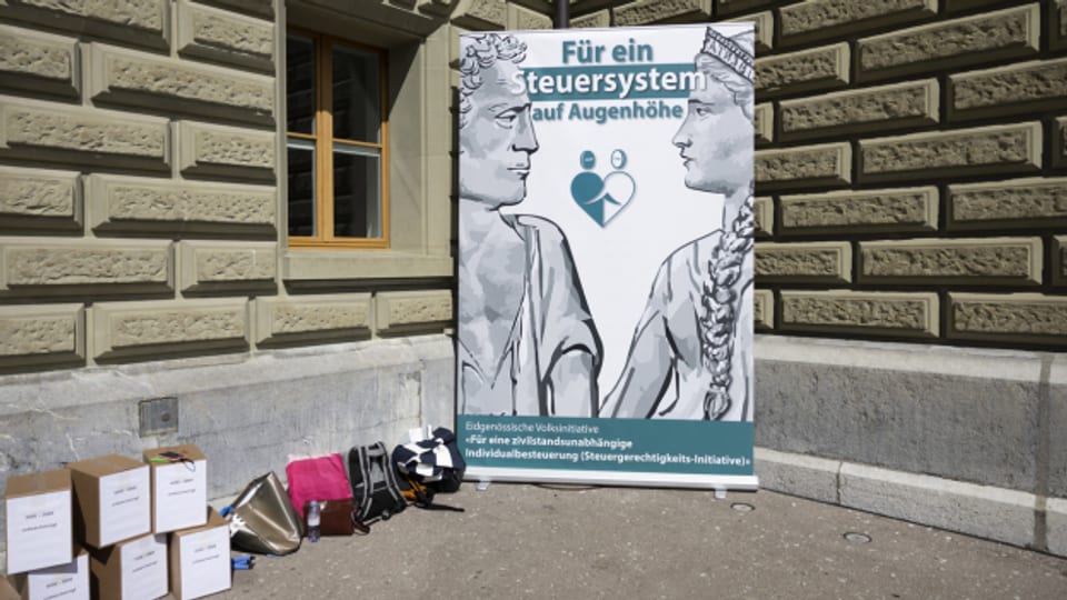 Ein FDP-Frauen-Komitee reichte die Unterschriften für die Volksinitiative «Für eine zivilstandsunabhängige Individualbesteuerung am 8. September 2022 in Bern ein.