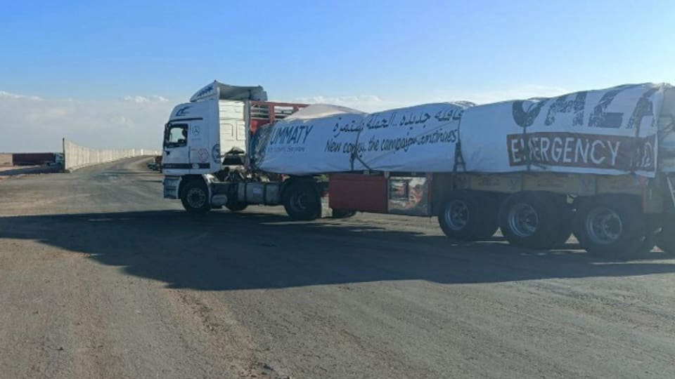 Ein Lastwagen mit Hilfslieferungen überquert die Grenze in den Gazastreifen.