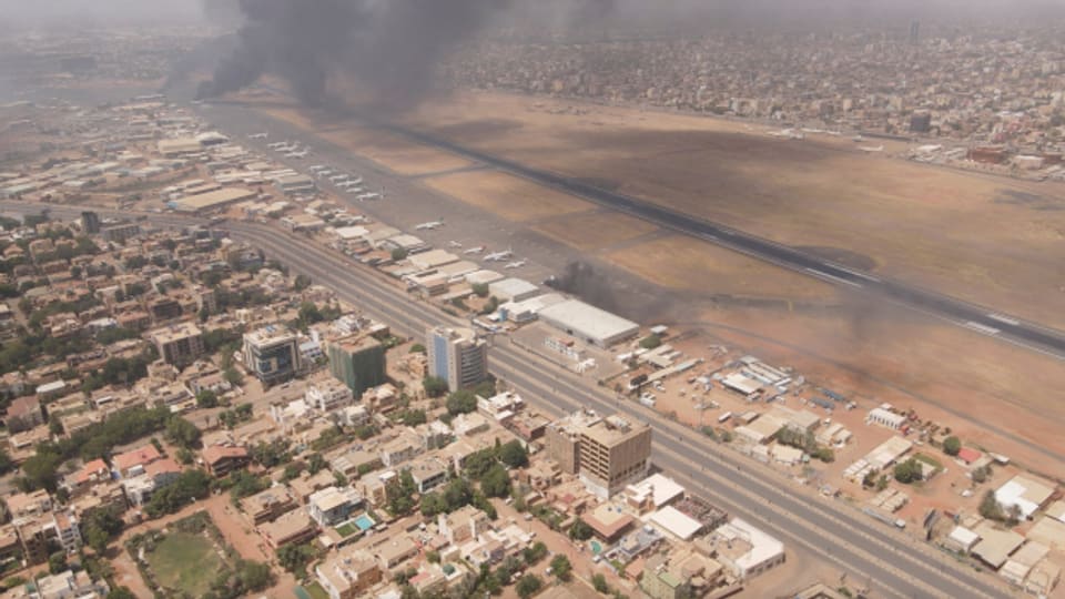 In Sudans Hauptstadt Khartum bekämpfen sich die Armee und die Miliz der Rapid Support Forces.