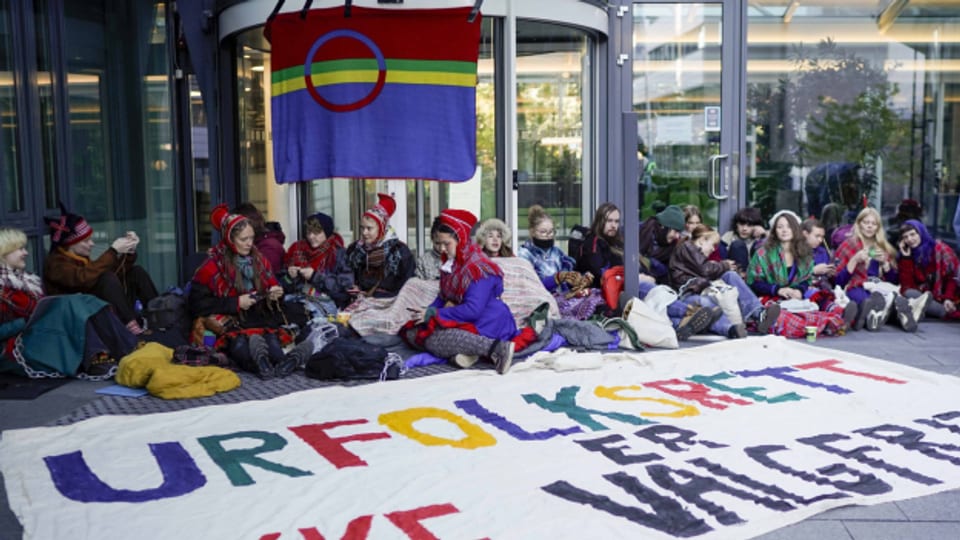 Aktivistinnen und Aktivisten in traditioneller samischer Kleidung protestierten vergangenen Oktober gegen den Windpark im Bezirk Fosen.