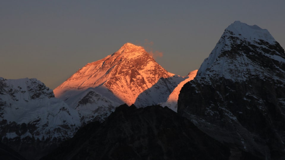 Der Mount Everest in Nepal ist das Traumziel vieler Extremsportler und Bergtouristinnen.