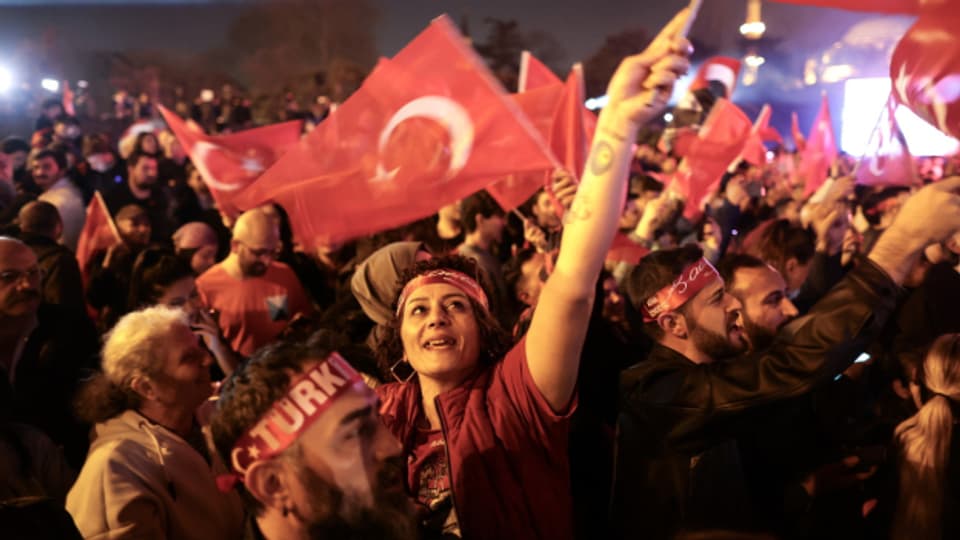 Anhängerinnen und Anhänger der Oppositionspartei CHP feiern in Istanbul deren Wahlsieg.