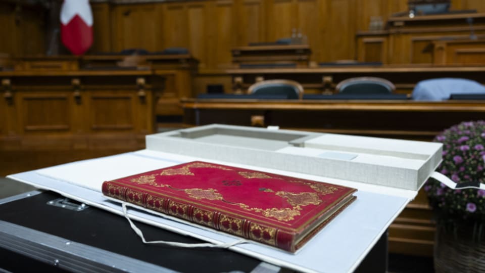 Die Originale Bundesverfassung liegt im Nationalratssaal, nach dem Festakt zum 175. Geburtstag der Bundesverfassung.