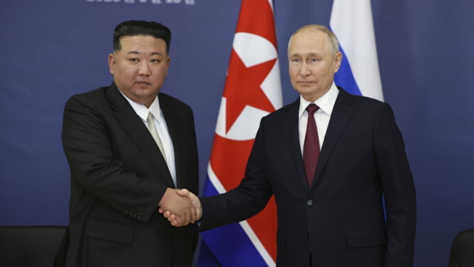 Reichen sich die Hände: Nordkoreas Machthaber Kim Jong Un (l.) und Russlands Präsident Wladimir Putin.