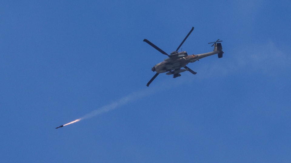 Ein israelischer Militärhubschrauber beim Abfeuern einer Rakete über dem Gazastreifen. (Archivbild)
