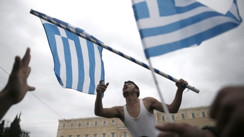 Ein Angehöriger der Roma schwenkt eine Griechenland-Flagge. (Archivbild)