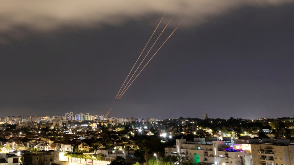 Iran hat Israel in der Nacht auf Sonntag mit über 300 Drohnen und Raketen angegriffen.
