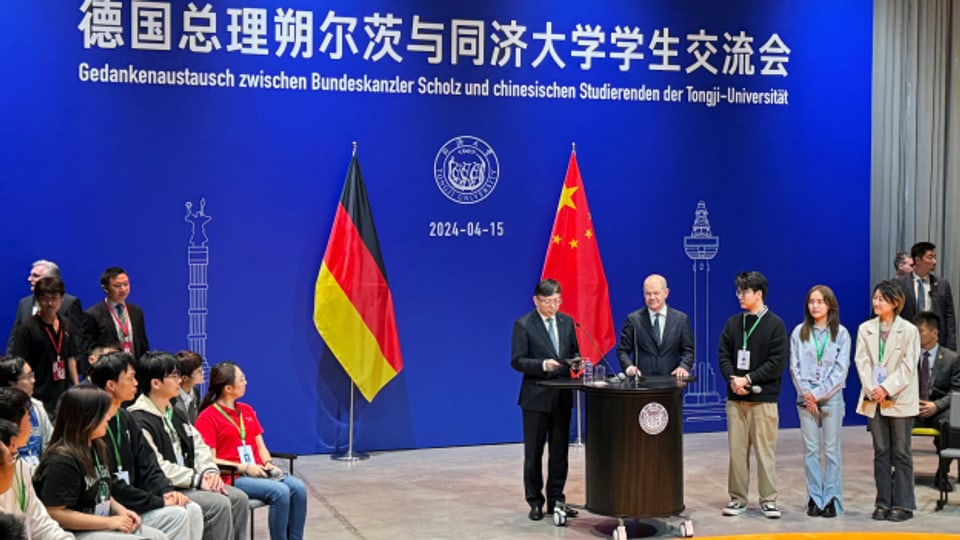 Der deutsche Kanzler Olaf Scholz besuchte am Montag die Universität Tongji in Shanghai.