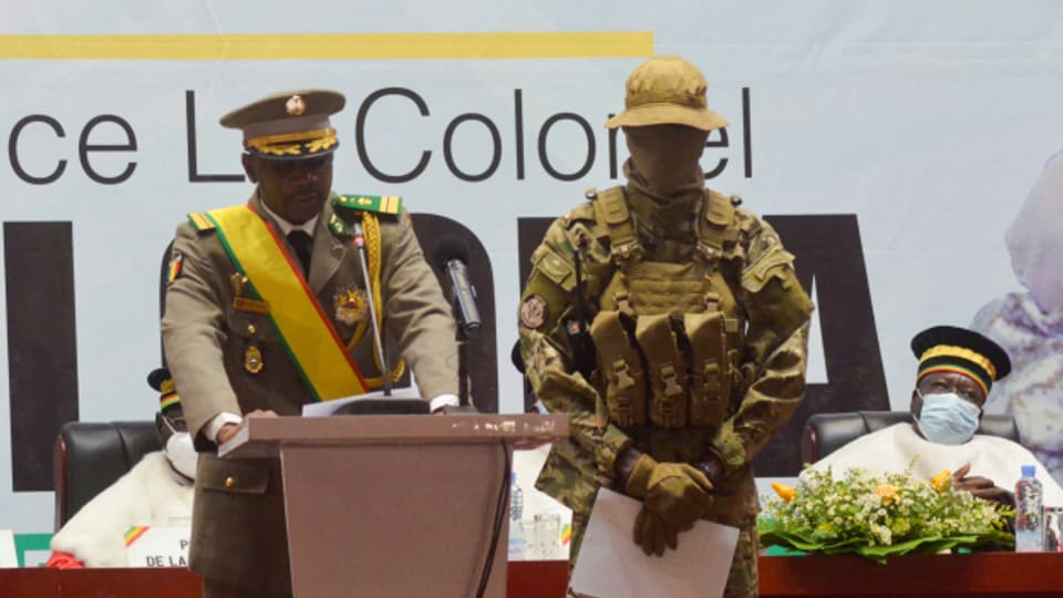 Oberst Assimi Goita, Anführer von zwei Militärputschen und neuer Interimspräsident, spricht während seiner Amtseinführung in der malischen Hauptstadt Bamako.
