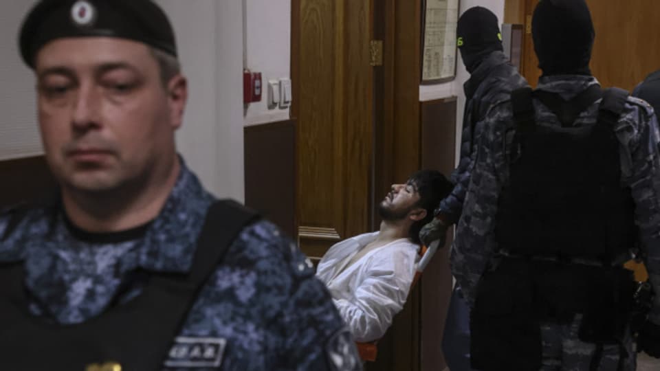 Einer der beschuldigten Tadschiken in Moskau vor Gericht.